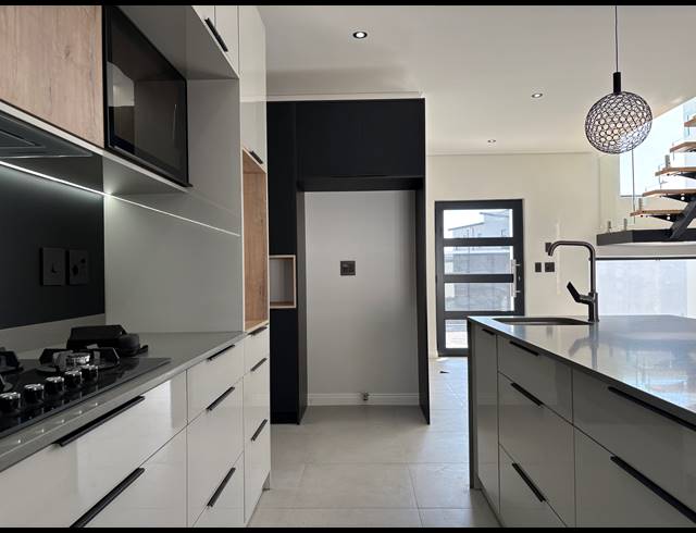 4 BEDROOM HOUSE FOR SALE IN SANDOWN